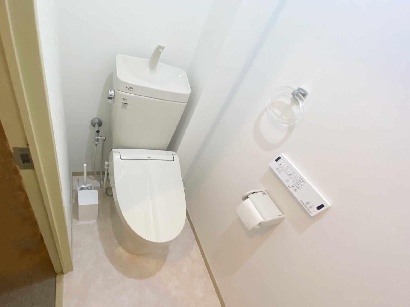 40年使用の洗面台とトイレを新しく入替え